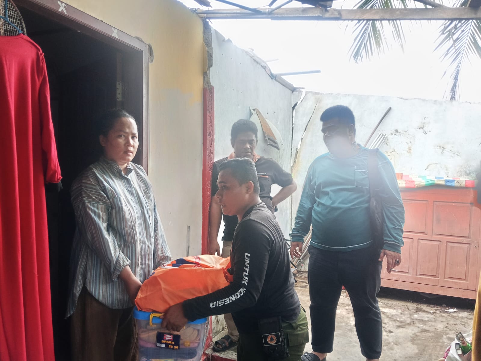 BPBD Kota Padang Serahkan Bantuan Kepada Warga Terdampak Angin Puting Beliung di Bungus Teluk Kabung