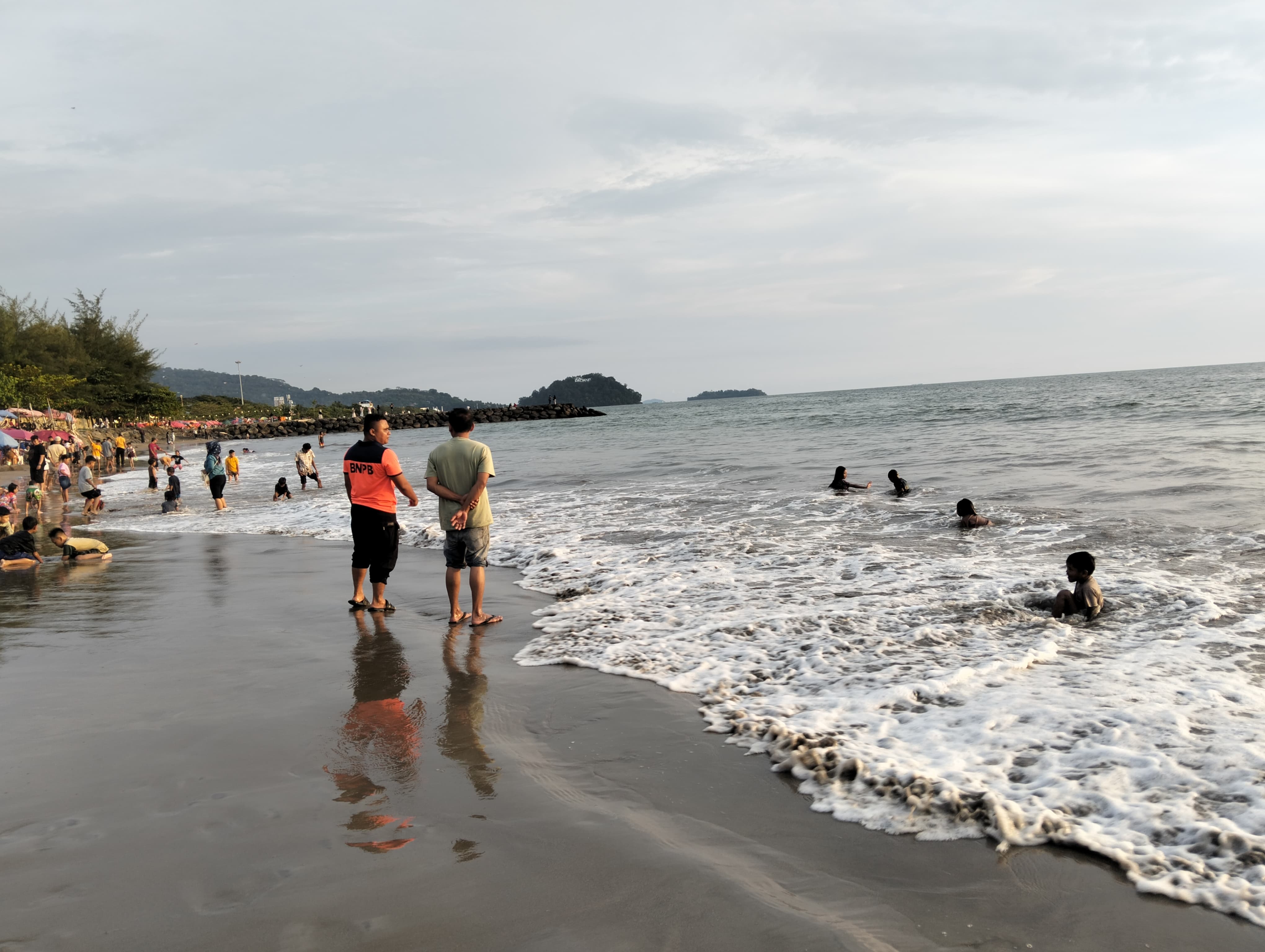 Tim Gabungan Laksanakan PAM Lebaran di Pantai Kota Padang Hari Pertama Pengunjung Masih Sepi