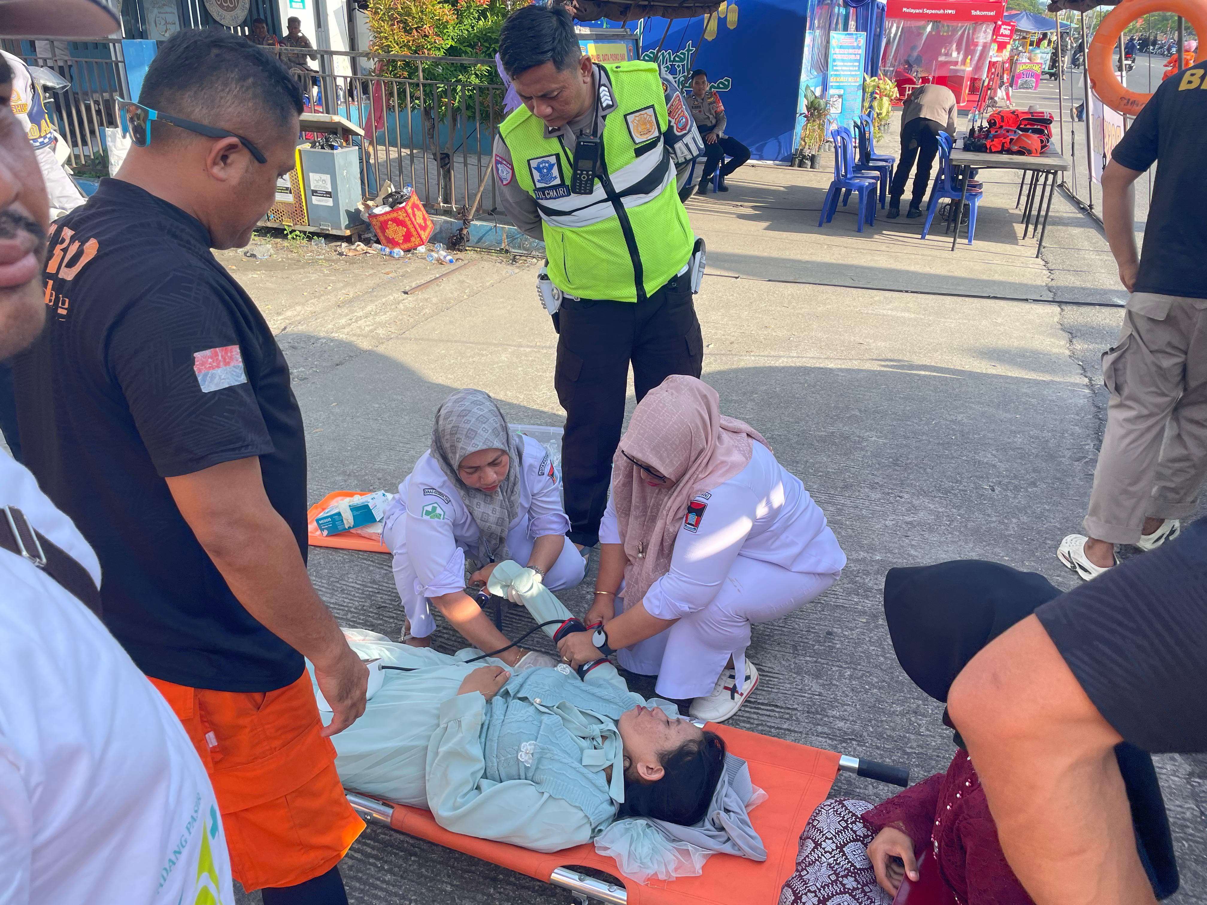 Tim Rescue BPBD Kota Padang Evakuasi Warga Pingsan di Kawasan Purus