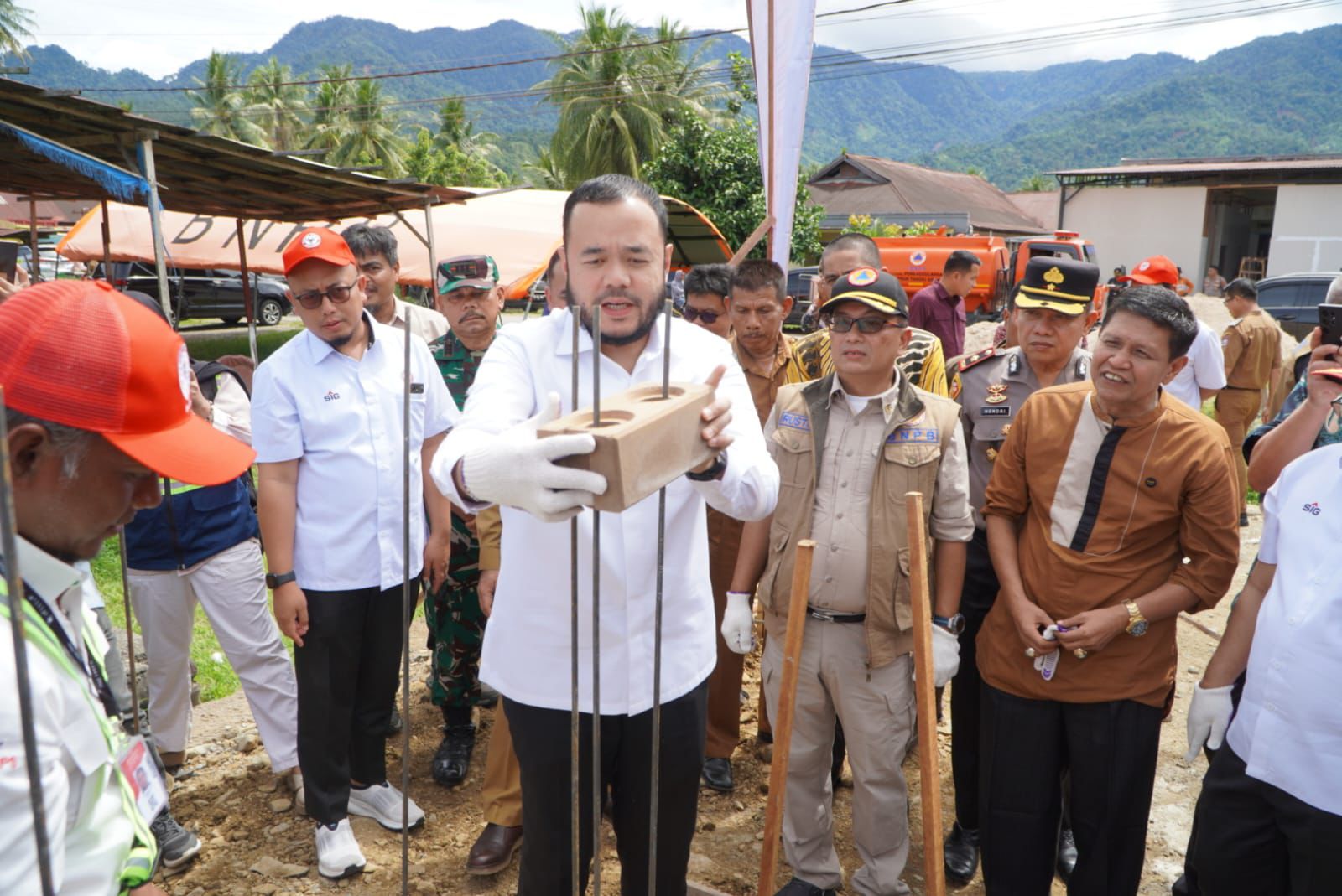 Wali Kota Padang Letakkan Batu Pertama Huntap Mandiri di Kuranji Bersama BNPB