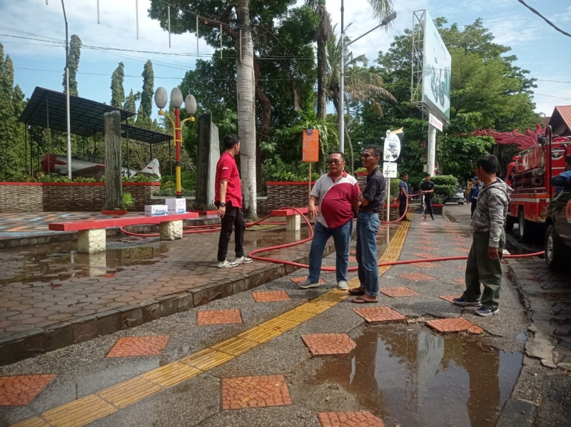 Hari Kedua Persiapan HKB 2024: BPBD Kota Padang Bersihkan Tugu Gempa