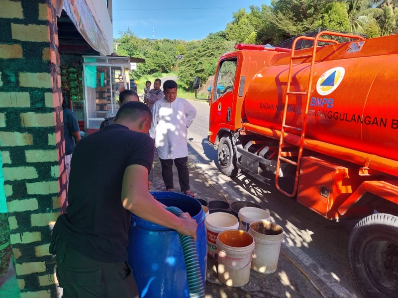 BPBD Kota Padang Mendistribusikan Air Bersih di Kelurahan Batang Arau