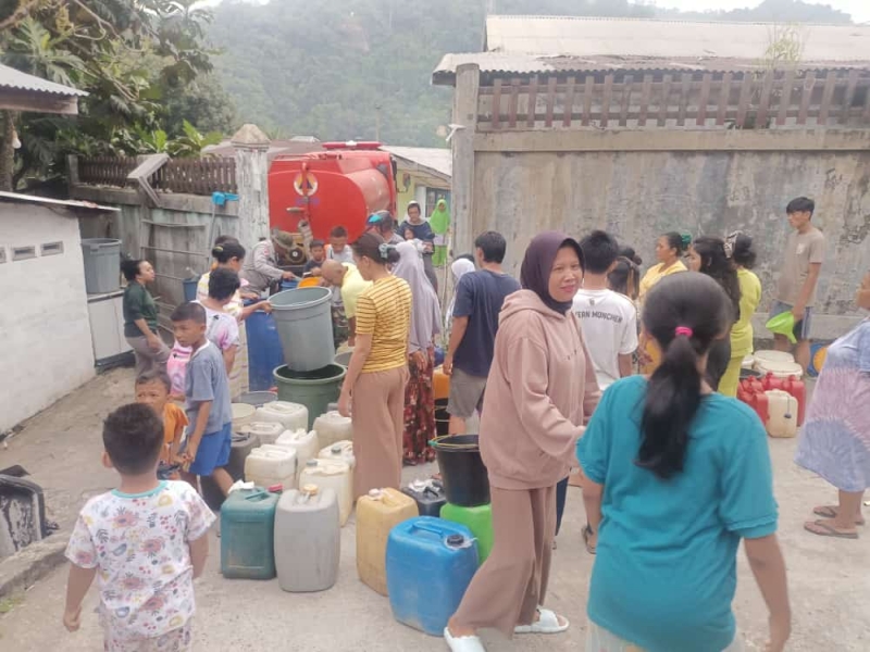 BPBD Kota Padang Mensuplay Air Bersih di Kelurahan Rawang