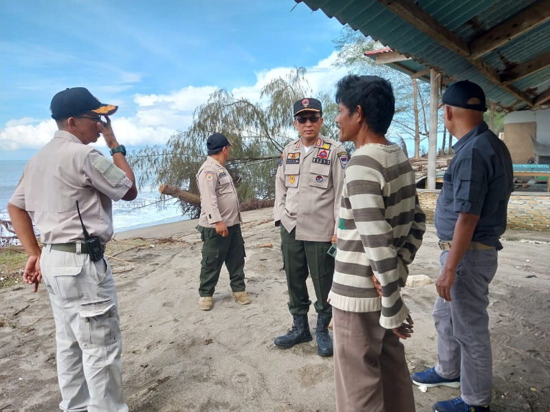 Kalaksa BPBD Kota Padang Meninjau Lokasi Abrasi Pantai