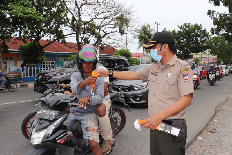 BPBD Kota Padang Membagikan Masker Ke Pengendara Motor Dan Mobil