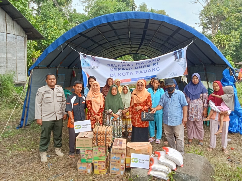 DW BPBD Kota Padang Memberikan Bantuan Sembako Untuk Korban Banjir