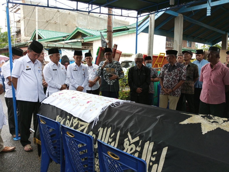 Wako Hendri Septa Lepas Almarhum Sofyan Kasubag Keuangan BPBD Padang Ke Peristirahatan Terakhir
